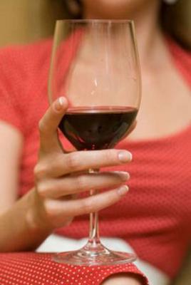 El consumo de alcohol aumenta el riesgo de sufrir ciertos tipos de cáncer en las mujeres.